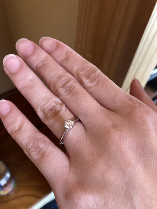 シンプルでダイヤが目立つ感じになってます。