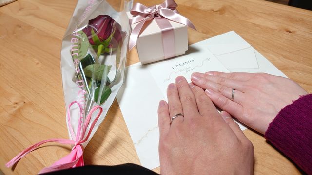 ペアでの装着
派手過ぎずシンプル過ぎず丁度いいデザインです！