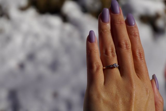 太陽でキラキラ輝く婚約指輪
雪を背景にパシャリ