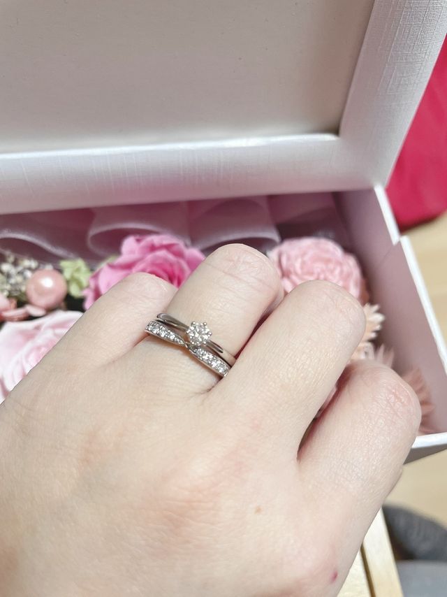 シグナとヘレネ
婚約指輪と結婚指輪を重ねて付けれるデザイン