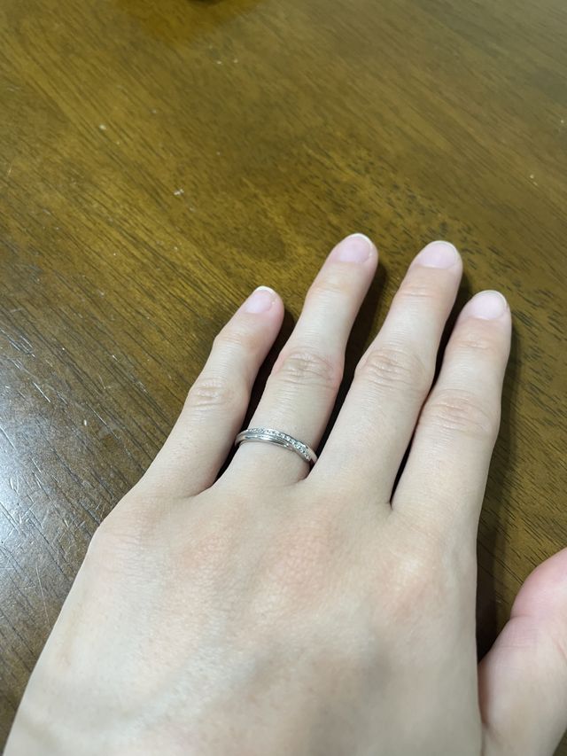 左手薬指にはめている状態です。