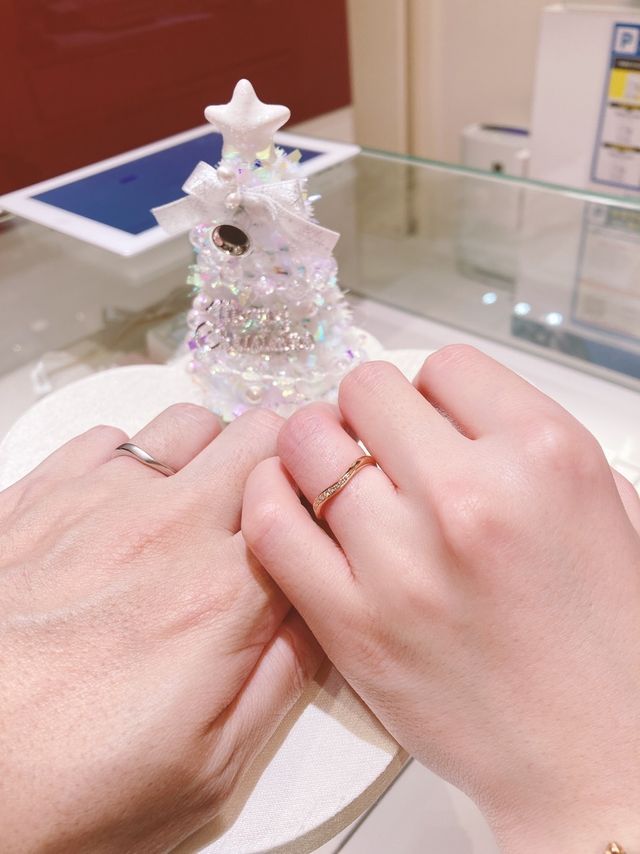 艶消し加工のプラチナ(左)と、ピンクゴールド(右)