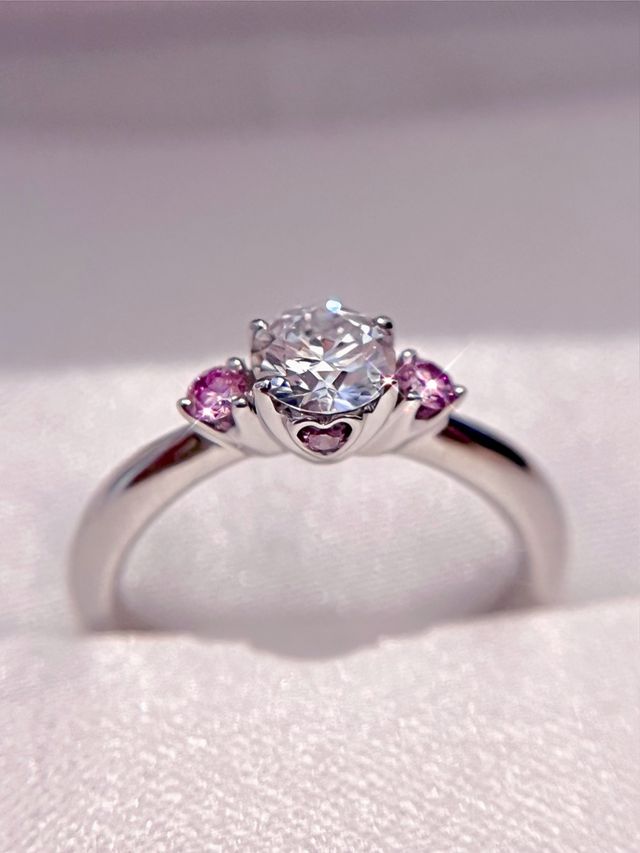 横のハートの中にもピンクダイヤが入っています。