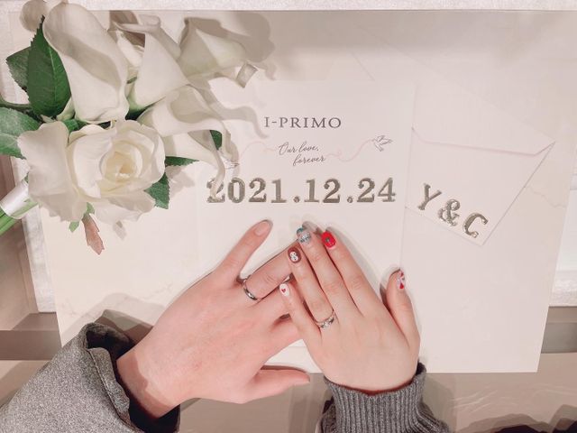 可愛らしい婚約指輪がシンプルな結婚指輪を引き立ててくれます。