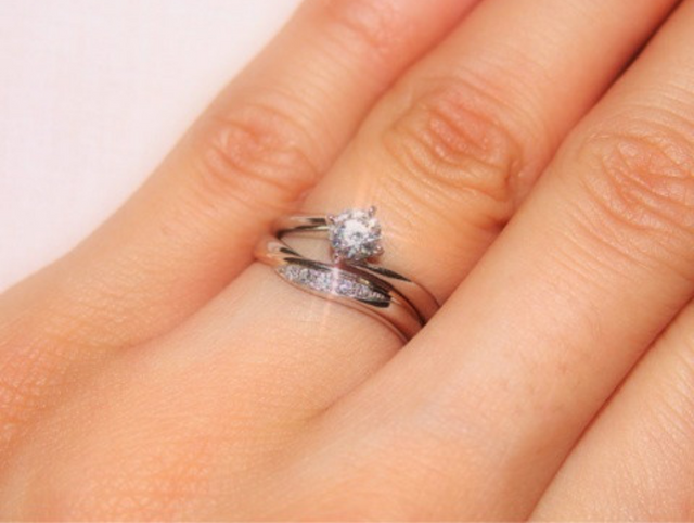 エンゲージリングとマリッジリング、両方はめた写真