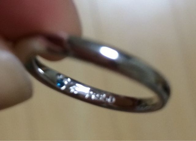 内側にはミッキーの刻印にブルーの石をセッティングしてあります