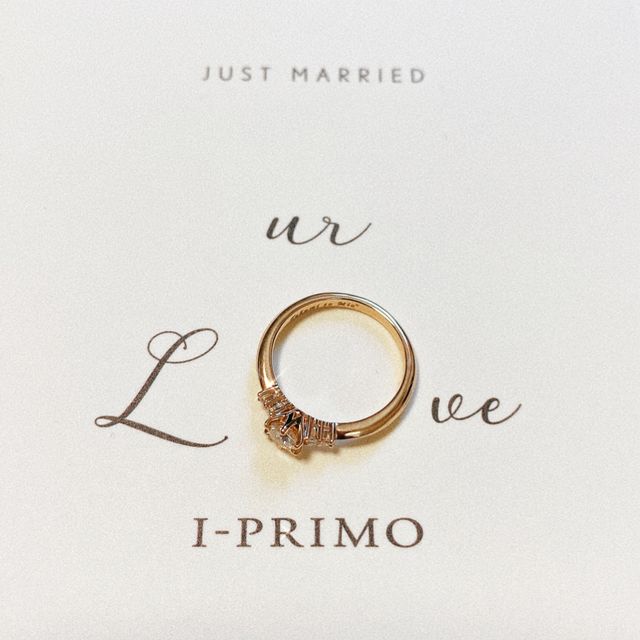 両サイドのダイヤが中央のダイヤをより引き立たせています！