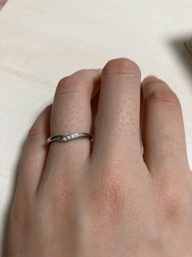 緩めのカーブにダイヤが3石。シンプルで飽きがこないデザイン。