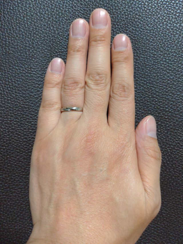 光沢とつや消しがあり、シンプルなデザインの指輪です。