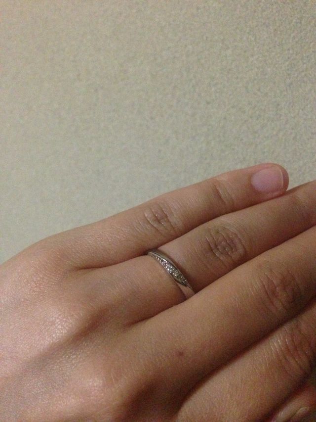 左に小さなピンクダイヤ。