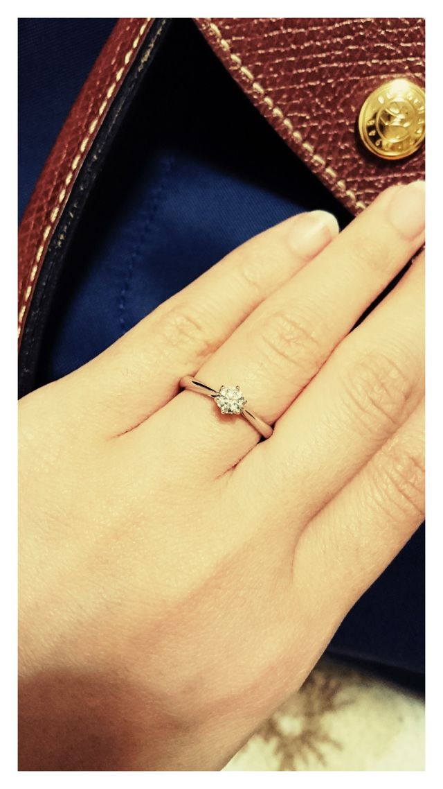 婚約指輪です。横から見た形が気に入り即決しました。