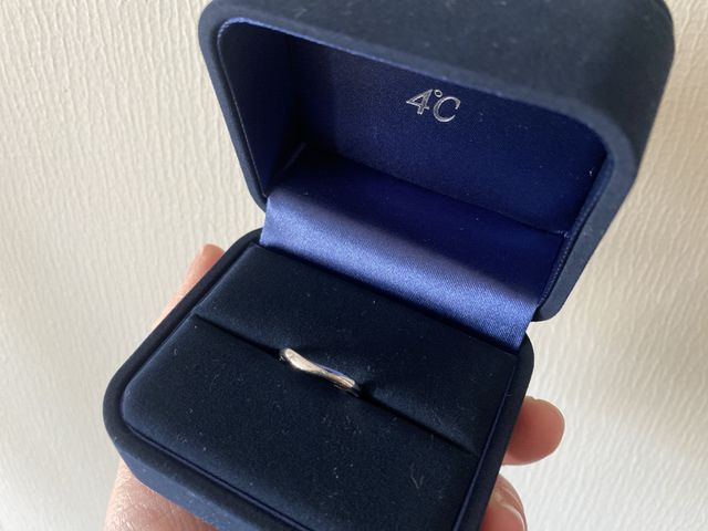 結婚指輪です。少しねじれの加わったデザインがお気に入りです！