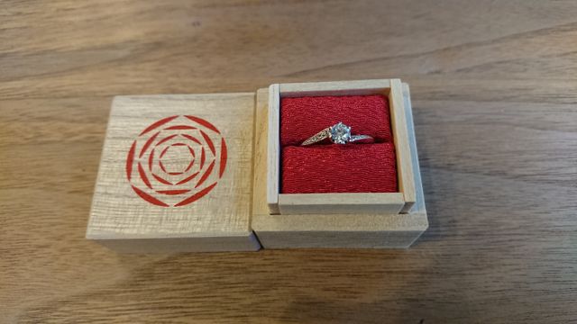 プロポーズ用の小さめな桐箱に入れてもらいました。