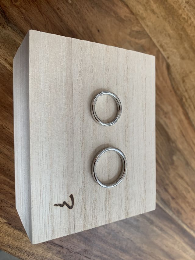 ペアです。シルバーにさりげなくラインが入っています。