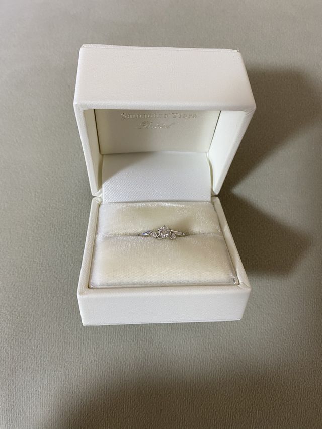 ウェーブラインの婚約指輪