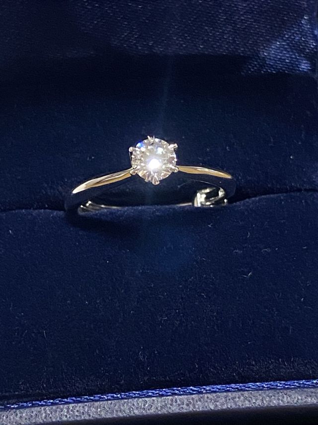 0.27ct、カラー等級F、クラリティ等級SI-1