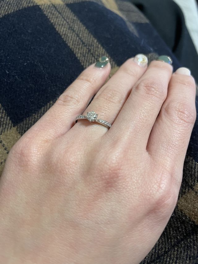 羽のようなデザインで指が長く見えました。