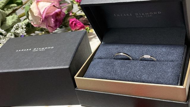 ダイアモンドが9個ついている指輪で高級感があります。