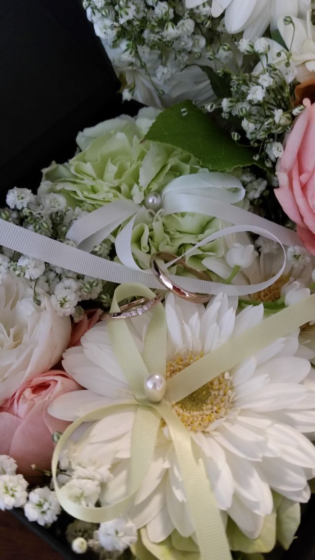 指輪の素材は「ロゼチナ」というオリジナルの素材だそうです