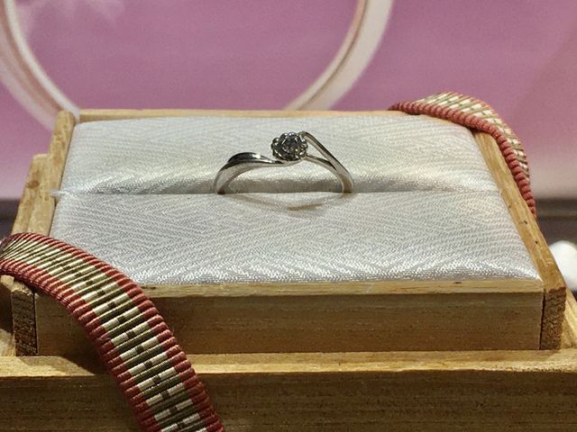 「桜一輪」という名前の婚約指輪。素敵なデザインでした。