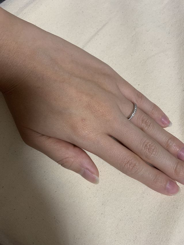 華奢なデザインですが、落ち着いた綺麗なリングです。
