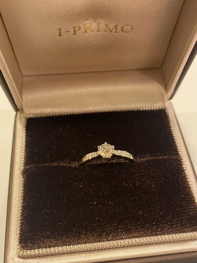 中央のダイヤは0.27ctです。