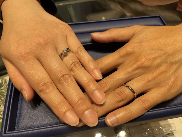 婚約指輪と重ねづけしてます。ダイヤモンドを花留めしています。
