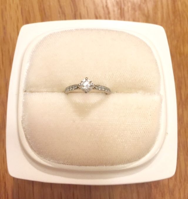 睡蓮という名前の指輪です。周りにダイヤがついているタイプです