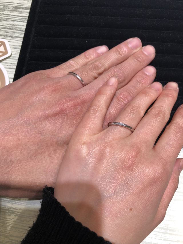 結婚指輪を試着してるところを店員さんに撮ってもらいました。