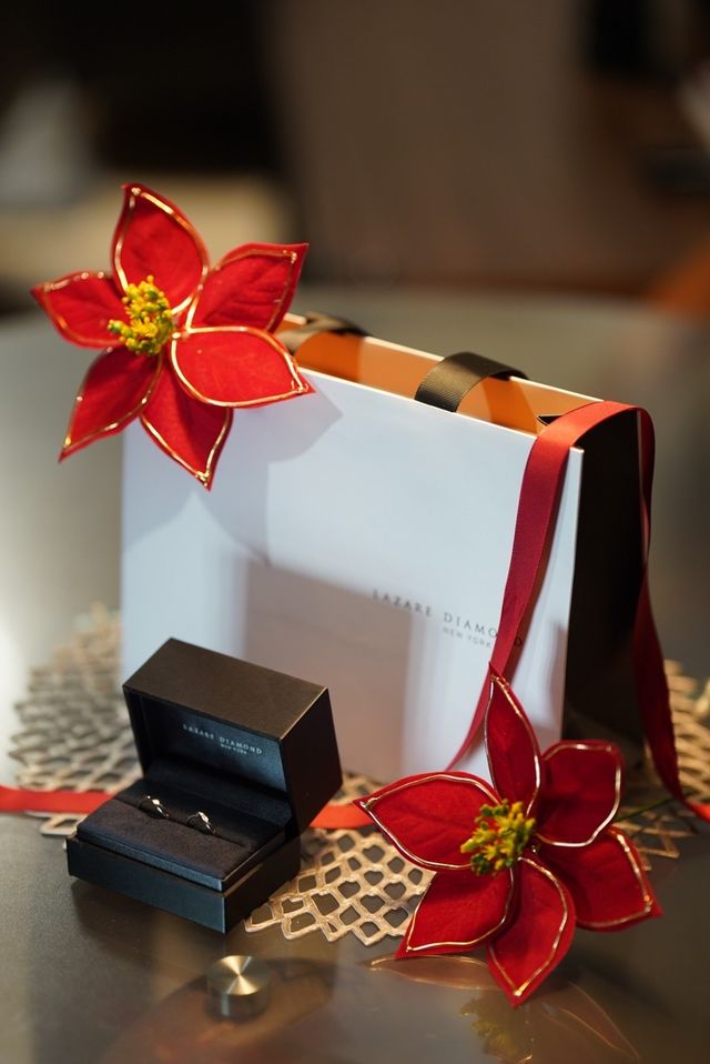 ラザールダイヤモンドの結婚指輪です！箱もシックでかっこいい！