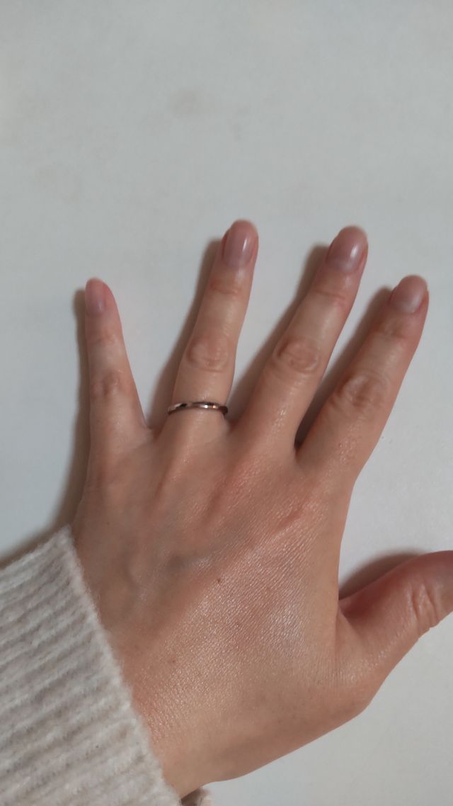 シンプルですが、一部カーブしているデザインです。