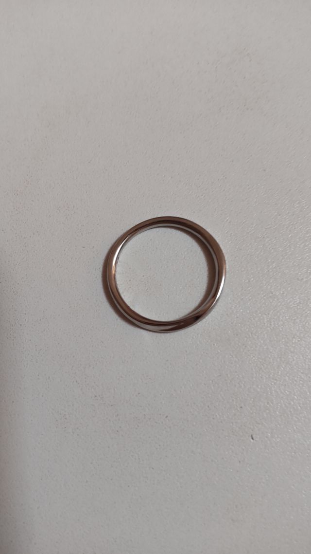 内側に刻印した文字は細いのでルーペで確認できる大きさです。