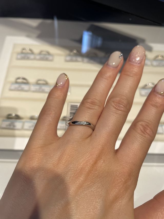 この形の指輪をいくつか出してもらいました。