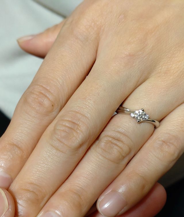 指輪を着けた所の写真です。