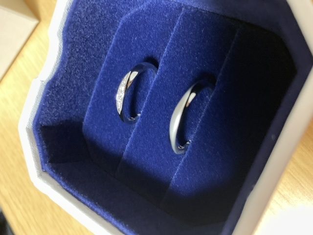 同じデザインのリングで、彼はつや消し加工をしてもらいました。