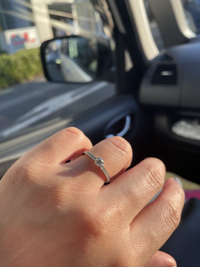 リングにもダイアモンドが入っていてキラキラしてます。