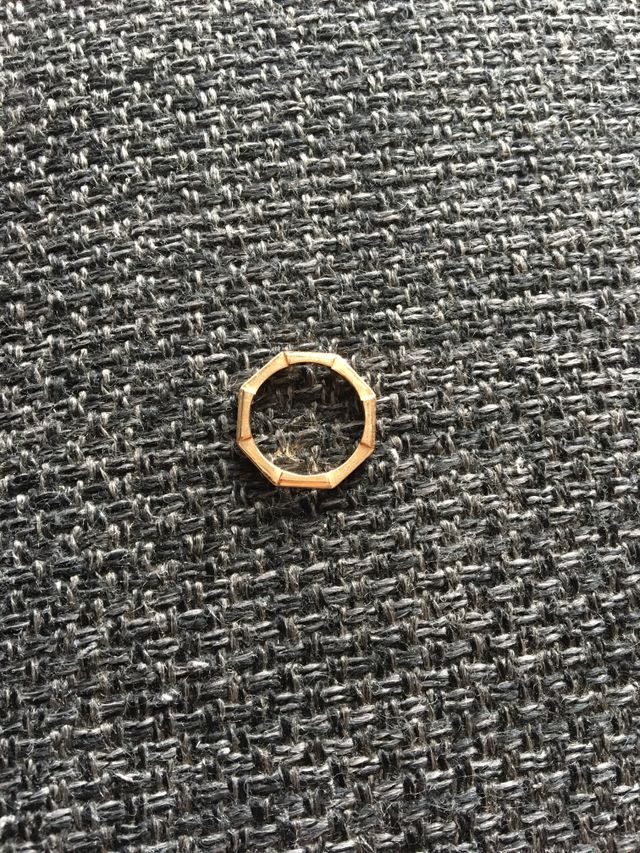 八角形になっていますが、内側は丸いので付けやすいです。