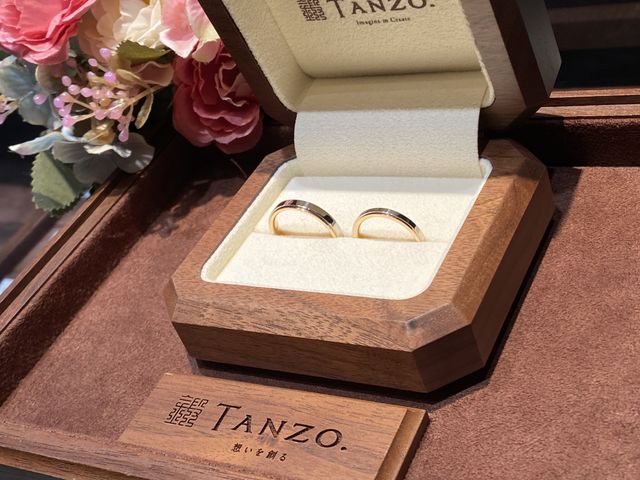 一枚板からくり抜いたウォールナットの木箱で素敵でした。