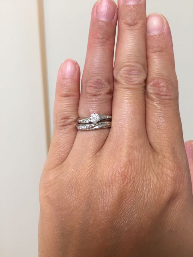 セットリングでつけると豪華！2つの流線の形が綺麗です。