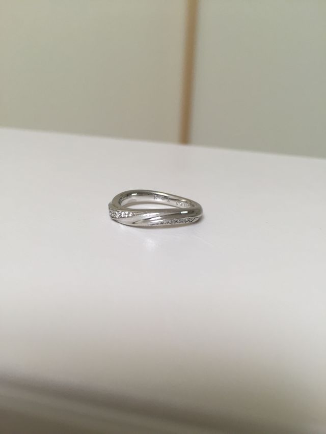 結婚指輪。波打つようにダイヤが並んでいる。