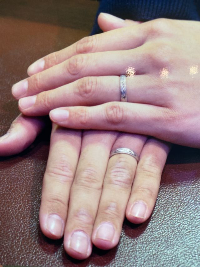 指輪をつけた状態の写真です。