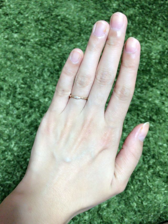 ピンクゴールドの色に小さいダイヤモンドが３つついています