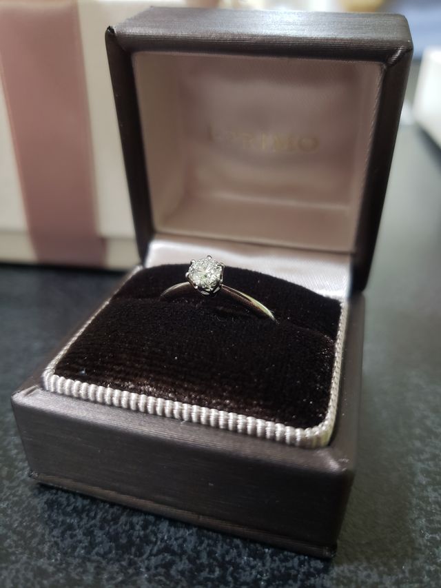 もらった婚約指輪を撮影しました。