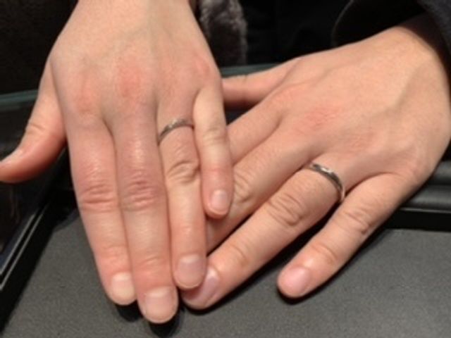 丸く厚みのある手でも、指を綺麗に見せてくれる指輪です。