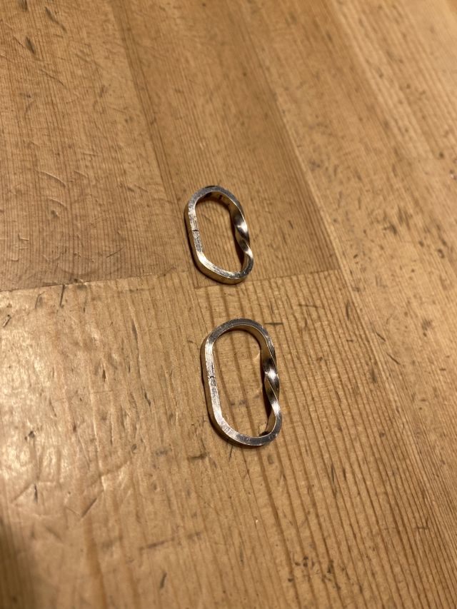 指輪のデザインとサイズを決めてペンチを使いリング状に曲げます