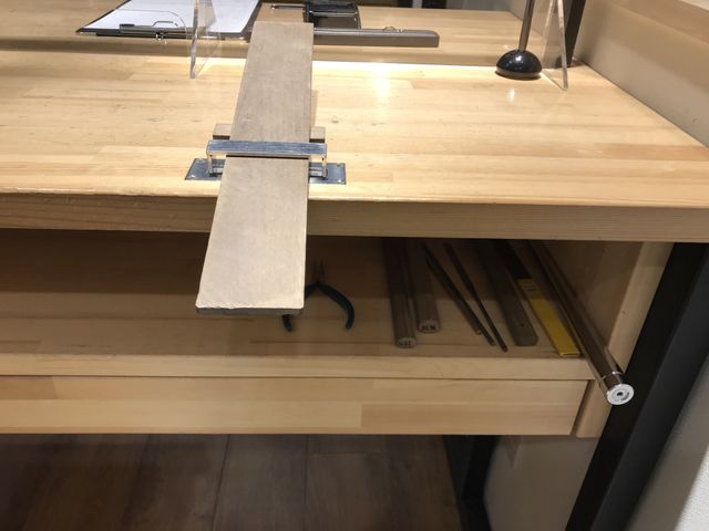 台座に乗せてやすりなどを使って傷などを消す作業に入ります