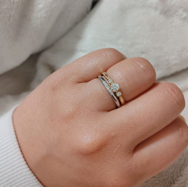 婚約指輪との相性もバッチリ！
