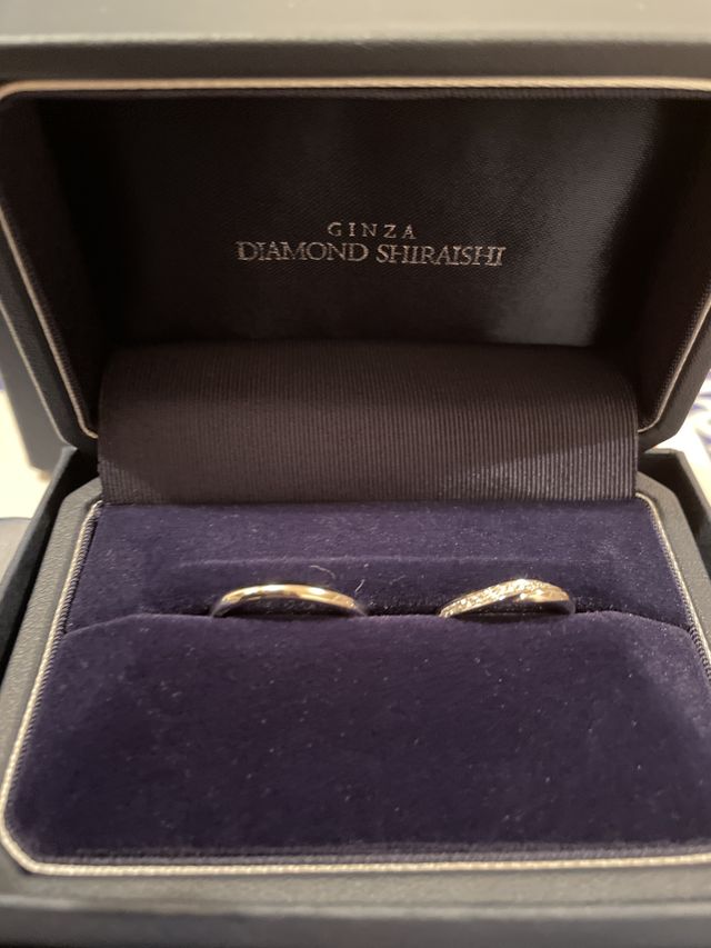 新婦の指輪が右側、左側が新郎です。