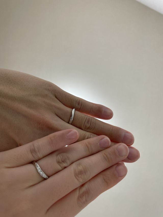 男女同じ形状で、女性はダイヤが複数あるのでキラキラです。