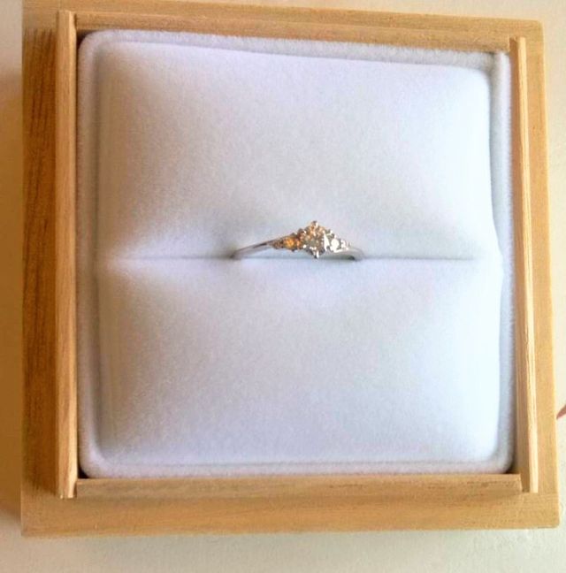 桐箱に入れた状態の婚約指輪です。